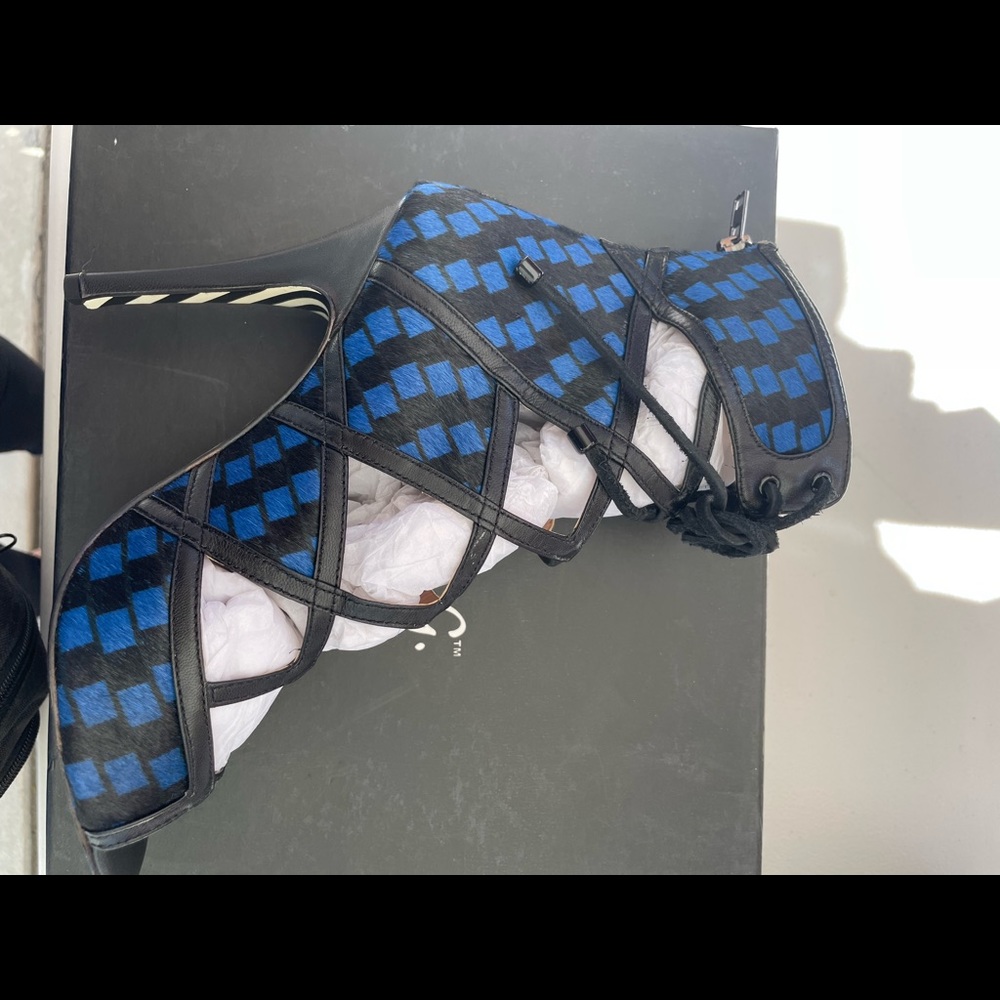 Alejandra G.  High Heels. 4 in. Blue and black. Size 39 fits 8 and 8.5.